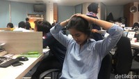 Tarik kedua tangan ke bagian kepala. Dalam keadaan duduk di kursi kantor, aktivitas gerak ini tentu saja sangat mudah untuk dilakukan. Untuk melancarkan peredaran darah serta meregangkan otot, lakukanlah gerakan ini selama kurang lebih 3 menit. (Foto: Kireina/detikHealth)
