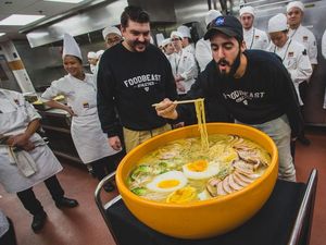 Mahasiswa Kuliner Ini Racik Ramen Raksasa Seberat 22 Kilogram