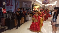 Lomba ini digelar untuk memeriahkan Imlek di Manado. Para model cilik ini pede saja membawakan kostum bernuansa Imlek dan juga Negeri Bambu. (Michelle de Jonker/detikTravel)