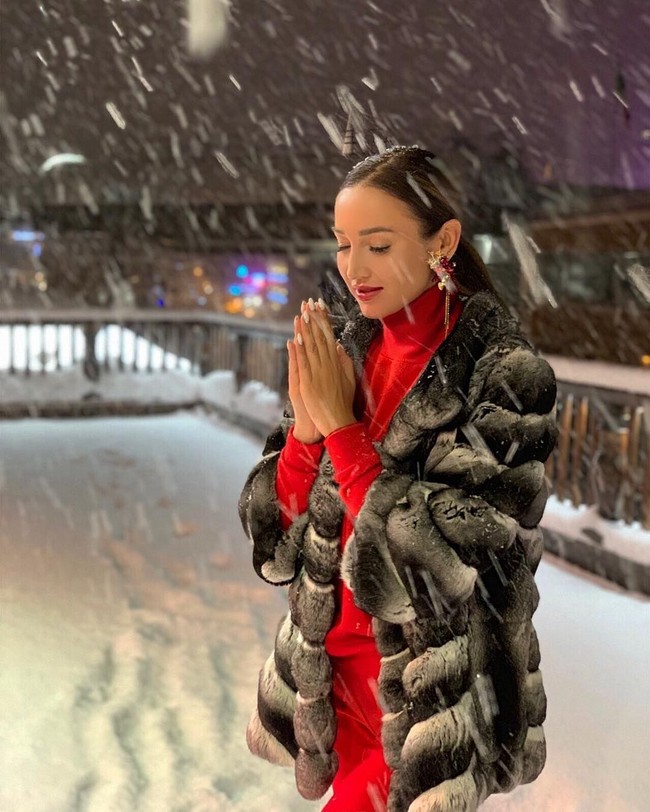 Aku sudah lama ingin memiliki foto seperti ini, tapi dalam kasus ini, sesuatu yang salah terjadi, ucapnya lagi dalam video yang memperlihatkan dirinya terjatuh ke tumpukan salju yang super dingin hanya dalam balutan bikini. Foto: Instagram @buzova86