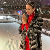 Aku sudah lama ingin memiliki foto seperti ini, tapi dalam kasus ini, sesuatu yang salah terjadi, ucapnya lagi dalam video yang memperlihatkan dirinya terjatuh ke tumpukan salju yang super dingin hanya dalam balutan bikini. Foto: Instagram @buzova86