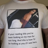 Don’t think Karl likes his new top I got him for his birthday x wear it with pride hun x, demikian tulisnya pada keterangan foto. Dan pada kaus yang dipakai pacar Holly ada tulisan, If your reading this youve been looking at my man for too long. And this is how Id be looking at you if I was here. HI Im Holly, his GIRLFRIEND!.Foto: Instagram @hollycockerill