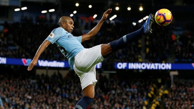 Fernandinho ditempatkan sebagai bek tengah di laga lawan Arsenal.