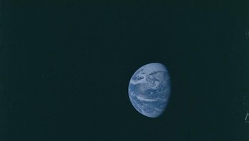 Foto Bumi sebelum pewarnaan ulang. Foto: NASA