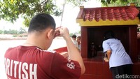 Seorang warga tengah sembahyang.