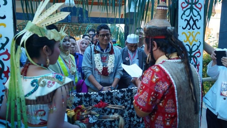 Tiba di Palangkaraya, Sandiaga Disambut Upacara Tetek Pantan Tiba di Palangkaraya, Sandiaga Disambut Upacara Tetek Pantan