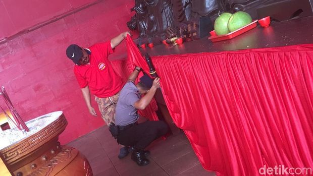 Petugas menyisir ke setiap sudut wihara