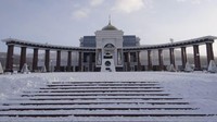Bepergian ke Sakhalin hanya untuk liburan ke kotanya. Bangunannya bergaya Soviet yang mencolok, Landmark terkenalnya Victory Square (Miquel Ros/CNN Travel)