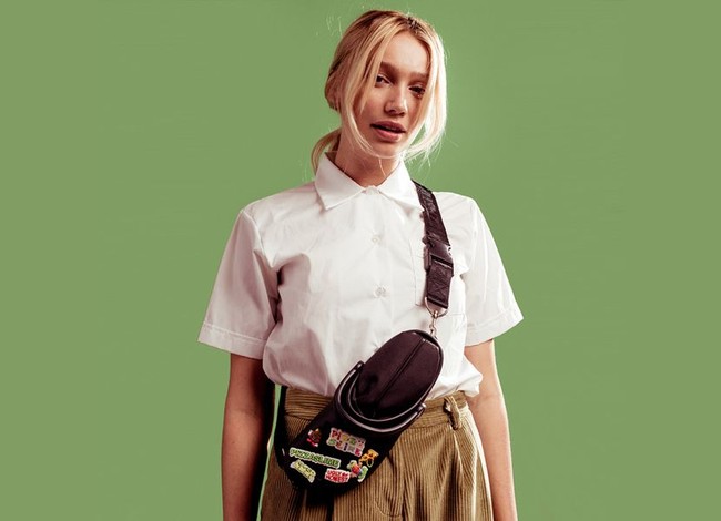 Awal tahun ini, Crocs memanjakan pecintanya dengan merilis koleksi tas. Bukan tas biasa karena bentuknya benar-benar mirip dengan sandal karet khas label tersebut. Karena ini edisi khusus, jumlah yang dijual pun terbatas. Hanya 25 buah per warna dengan harga US$ 300 atau sekitar Rp 4,2 juta. (Foto: Dok. Pizzaslime)