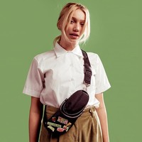 Awal tahun ini, Crocs memanjakan pecintanya dengan merilis koleksi tas. Bukan tas biasa karena bentuknya benar-benar mirip dengan sandal karet khas label tersebut. Karena ini edisi khusus, jumlah yang dijual pun terbatas. Hanya 25 buah per warna dengan harga US$ 300 atau sekitar Rp 4,2 juta. (Foto: Dok. Pizzaslime)