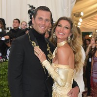 Gisele Bundchen mengaku kalau pertemuannya dengan suaminya saat ini, Tom Brady, diatur lewat kencan buta. Model 38 tahun ini mengatakan ia jatuh cinta pada pandangan pertama saat bertemu Tom. Kami kencan buta. Ini cerita yang lucu, karena berbagai sebab, semua orang berpikir mereka harus mencarikan aku pacar, jadi ini (dengan Tom Brady) adalah kencan buta yang ketiga kali, kata Gisele, yang berkencan pada 2006 dan menikah di 2009. Foto: Getty Images