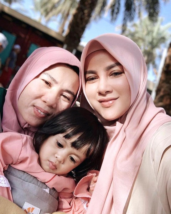 Olla Ramlan memilih nuansa warna earth tone yang lembut untuk busana umrahnya. Ia terlihat memakai busana berwarna khaki, krem, hingga dusty pink. Foto: Instagram/OllaRamlanAufar