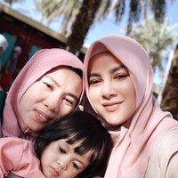 Olla Ramlan memilih nuansa warna earth tone yang lembut untuk busana umrahnya. Ia terlihat memakai busana berwarna khaki, krem, hingga dusty pink. Foto: Instagram/OllaRamlanAufar