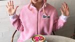 Serba Pink! Ini Pose Cute Kolektor Barbie, Azusa Kalau Lagi Makan