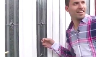 Aguero dengan gembira mengetuk pertahanan Arsenal. Foto: istimewa