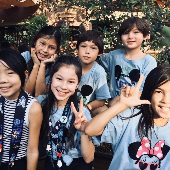 Walau berbakat dan berprestasi dalam olahraga, seperti anak kebanyakan Alysa menyukai sekolah dan merindukan belajar ketika sedang berkompetisi. Karena itu, dia mulai homeschooling di kantor ayahnya yang seorang pengacara di sela-sela latihan. Foto: Instagram @alysaxliu