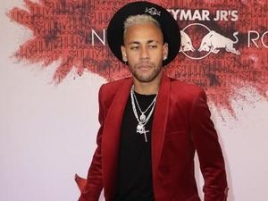 Sambil Menangis, Neymar Berharap Kado Metatarsal di Ulang Tahunnya