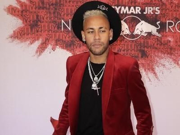 pesta ulang tahun neymar Paris Saint-Germains Argentine midfielder Leandro Paredes (L) and guest pose as they arrive at the birthday party of Paris Saint-Germains Brazilian forward Neymar in Paris on February 4, 2019. (Photo by Thomas SAMSON / AFP)