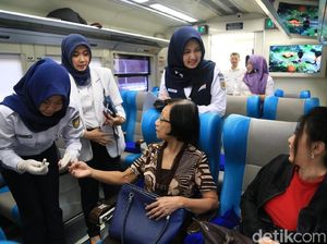 Saat Penumpang KA Stasiun Gubeng Kaget Dicek Kesehatannya