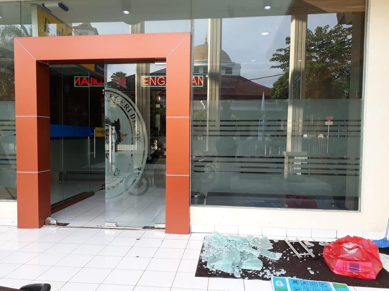  Pintu  Kaca PN Depok  Pecah Dirusak Orang Tak Dikenal