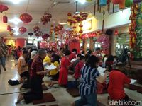 Ibadah Imlek di Vihara Ekayana Arama Jakbar