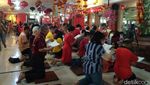 Foto: Ibadah Khusyuk dan Bagi-bagi Angpao di Vihara Ekayana Arama
