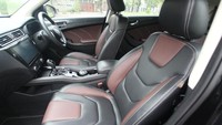 Interior pun tidak terlepas dari kesan mewah. Joknya sudah berlapis semi kulit berwarna hitam dan coklat dijahit cukup rapi. Door trim pun beraksen karbon. DFSK tampaknya berkiblat ke mobil-mobil Eropa dalam mendesain Glory 580. Foto: Lamhot Aritonang