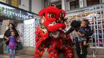 Barongsai Sapa Penumpang KRL