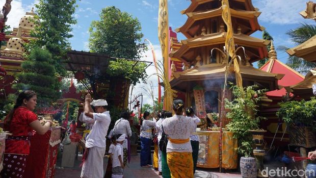Griya Kongco Dwipayana, Tanah Kilap, Bali yang ramai dikunjungi umat untuk beribadah. 