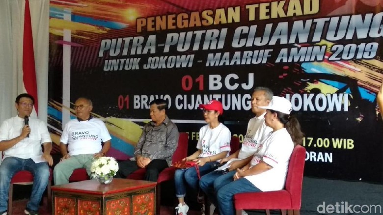 Dihadiri Agum Gumelar, Relawan Bravo Cijantung Deklarasi Dukung Jokowi Dihadiri Agum Gumelar, Relawan Bravo Cijantung Deklarasi Dukung Jokowi