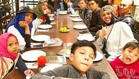 edang berada di Kuala Lumpur. Keluarga Halilintar menikmati salah satu makanan enak disana. Kira-kira makanan apa ya yang dipesan? Foto: Instagram @genifaruk