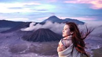 Memang, salah satu spot cantik menikmati sunrise berada di kawasan Bromo. (mind_napasasi/Instagram)