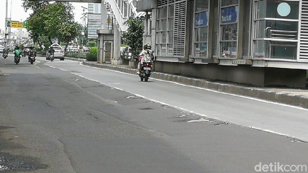 Lubang di Jalan Letjen MT Haryono makin banyak dan melebar. Kondisi ini membahayakan pengguna jalan