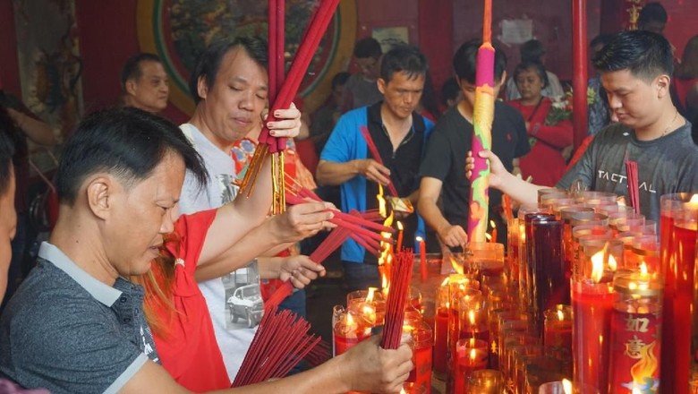 Warga Mulai Datangi Vihara Dharma Bakti di Jakbar untuk Ibadah Imlek Warga Mulai Datangi Vihara Dharma Bakti di Jakbar untuk Ibadah Imlek