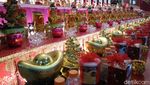 Foto: Ibadah Khusyuk dan Bagi-bagi Angpao di Vihara Ekayana Arama