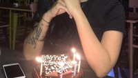 31 Desember lalu, Della mengunggah foto dirinya dan sebuah kue cokelat bertulisan Happy Birthday Ka Della. We love you. Tak diketahui pasti berapa usia Della kala itu.  Foto: Instagram @dellalled