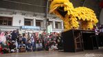 Barongsai Sapa Penumpang KRL
