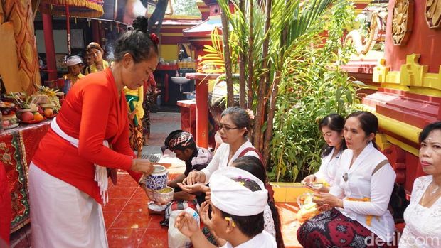 Griya Kongco Dwipayana, Tanah Kilap, Bali yang ramai dikunjungi umat untuk beribadah. 