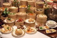 Meracik Yee Sang dan Aksi Barongsai Meriahkan Imlek di Hotel Berbintang Ini