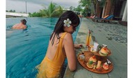 Dahulu Angie dan Ge sempat menjalin hubungan hingga 3 tahun. Presenter TV ini kerap membagikan momen kulinerannya seperti ngemil burger mini di pinggir kolam renang. Foto: Instagram @nonangie