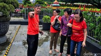 Api yang tiba-tiba menyala sempat membuat jemaat berhamburan keluar dari tempat ibadah.