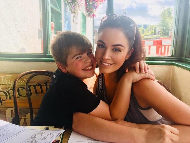 Putra Alli yang bernama Harry dan putrinya Siena rupanya memiliki kondisi autisme. Dia juga memiliki dua anak remaja yang lebih tua, Alex dan Sara. Foto: Facebook