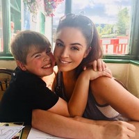 Putra Alli yang bernama Harry dan putrinya Siena rupanya memiliki kondisi autisme. Dia juga memiliki dua anak remaja yang lebih tua, Alex dan Sara. Foto: Facebook