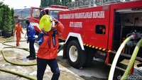 Sebanyak 18 mobil pemadam kebakaran dikerahkan untuk menjinakkan si jago merah.