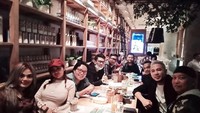 Makan malam semakin meriah dengan kehadiran teman-teman Cupita. Kira-kira menu makanan apa ya yang mereka pesan? Foto: Instagram @cupitagobas19
