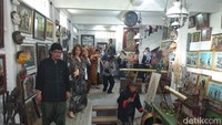 Barang koleksinya bukan hasil kurator. Untuk koleksi yang berada di Museum Lima Gunung ini antara lain Lukisan Kaca Waged Kodya Magelang, wayang kulit lengkap karya Rastika (Cirebon), Topeng Madura, Topeng Wonosari, Topeng Malang dan Keramik Cina, Kemudian, Topeng Wayang Cirebon, Wayang Golek, Wayang Wonosobo dan Wayang Sunda (Eko Susanto/detikTravel)