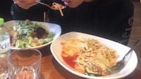 Ketawann dehhh makan bnyk, tulis janda dua anak itu. Saat itu, Della makan sepiring salad dan fettuccine carbonara. Foto: Instagram @dellalled