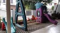 Dari halaman depan bahkan sudah sangatlah ramah anak. Ada ayunan untuk bermain bagi bocah. (Foto: Aisyah/detikHealth)