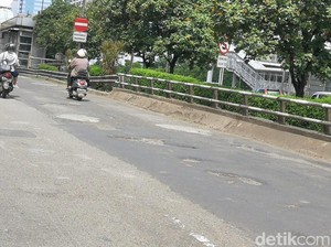 Bahaya! Lubang di Jl MT Haryono Makin Banyak dan Melebar