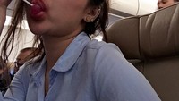 Sebelum pesawat lepas landas, Cupi abadikan pose imutnya saat ngemil permen untuk menemani perjalanannya. Foto: Instagram @cupitagobas19
